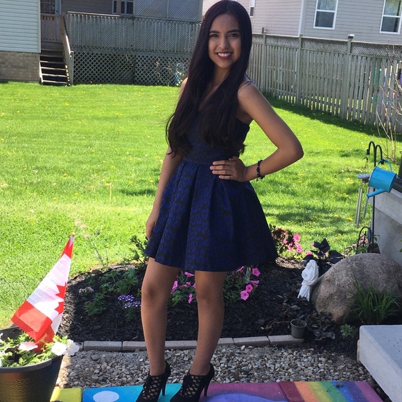 Meet your Posher, Nicole - Picture 1 of 1